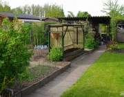 Tomatenzelt und Acker