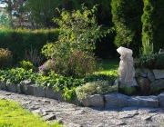 Blumenbeet und Rabenburg