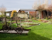 Fuhrwagen mit Blick zum Poolbeet