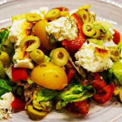 Griechischer Salat mit Ofen-Feta