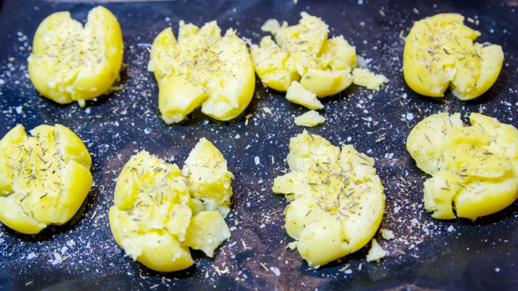 Seehechtfilet mit Knusperkartoffeln und Zitronen-Kapernsoße2