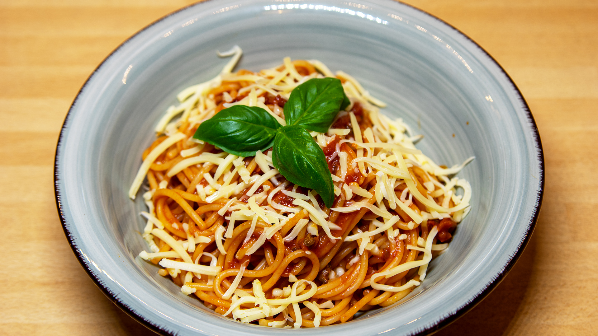 Spaghetti mit Tomaten-Oliven-Sugo