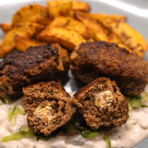 Bifteki mit Kartoffelspalten und Tzatziki