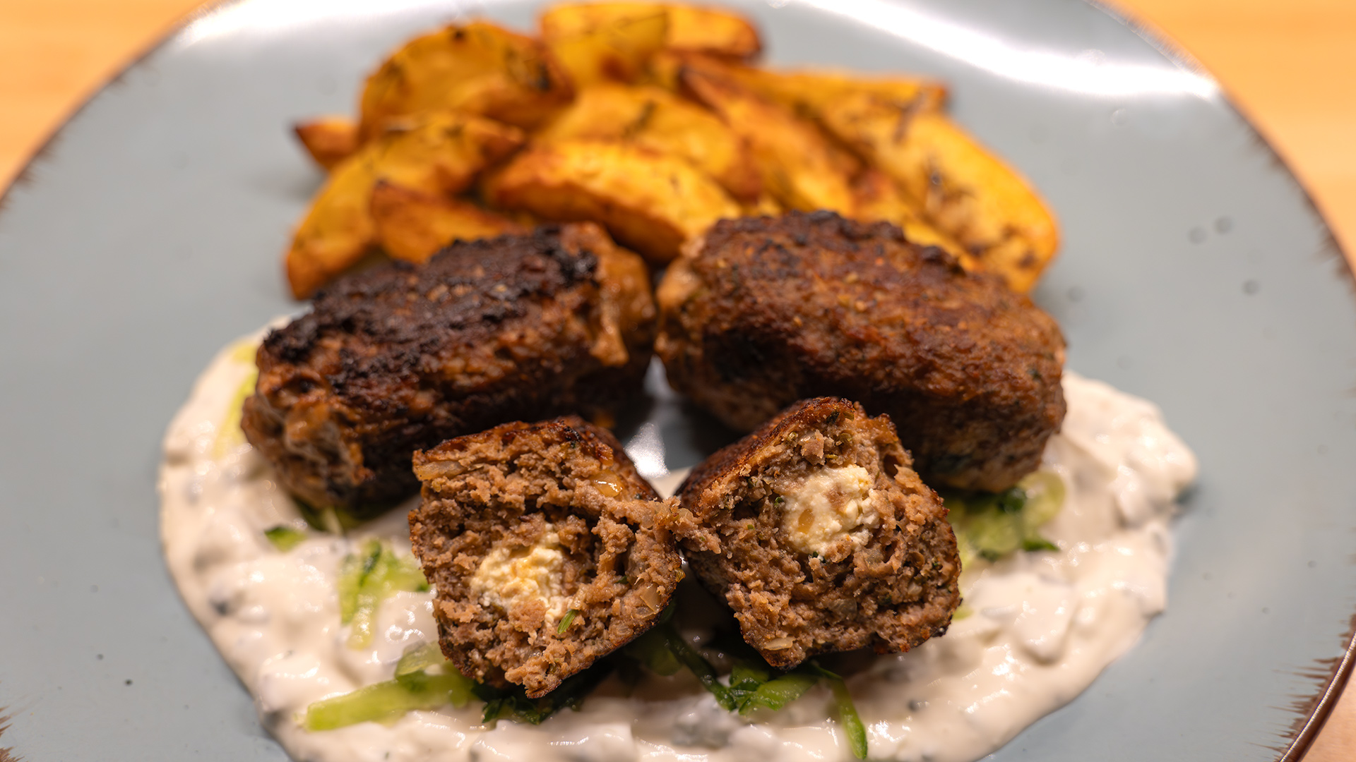 Bifteki mit Kartoffelspalten und Tzatziki