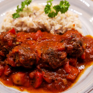 Italienische Hackbällchen mit Tomaten - Paprikasoße und Reis