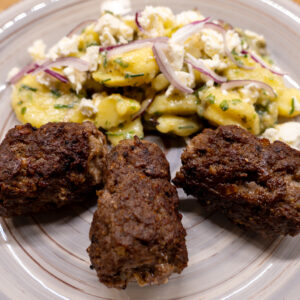 Griechischer Kartoffelsalat mit Bifteki
