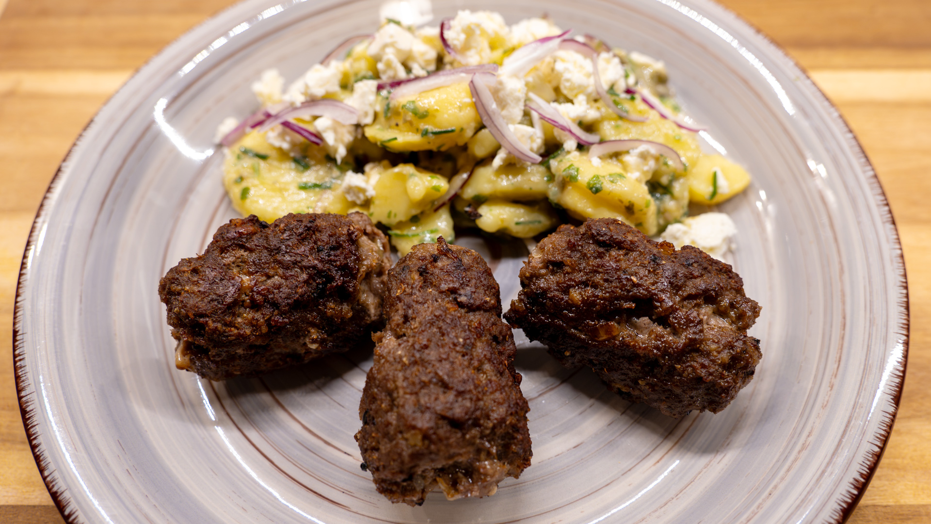 Griechischer Kartoffelsalat mit Bifteki